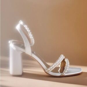Badgley Mischka Fiesty White Satin Pearl Blpck Heels Size 7.5 Bridal Wedding